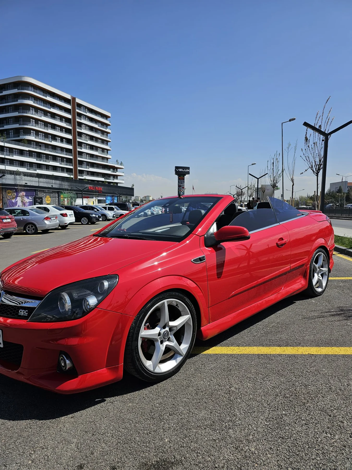 Kırmızı Opel Astra cabrio