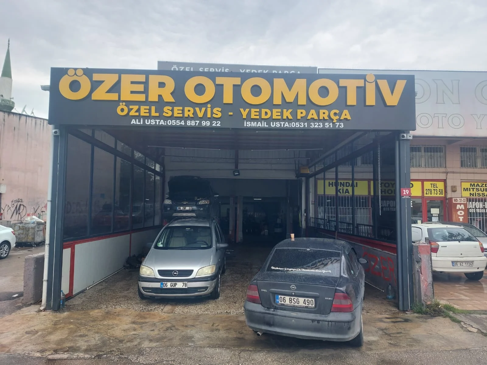 Özer Otomotiv özel servisinin Ankara’daki atölyesi ve Opel araçlar